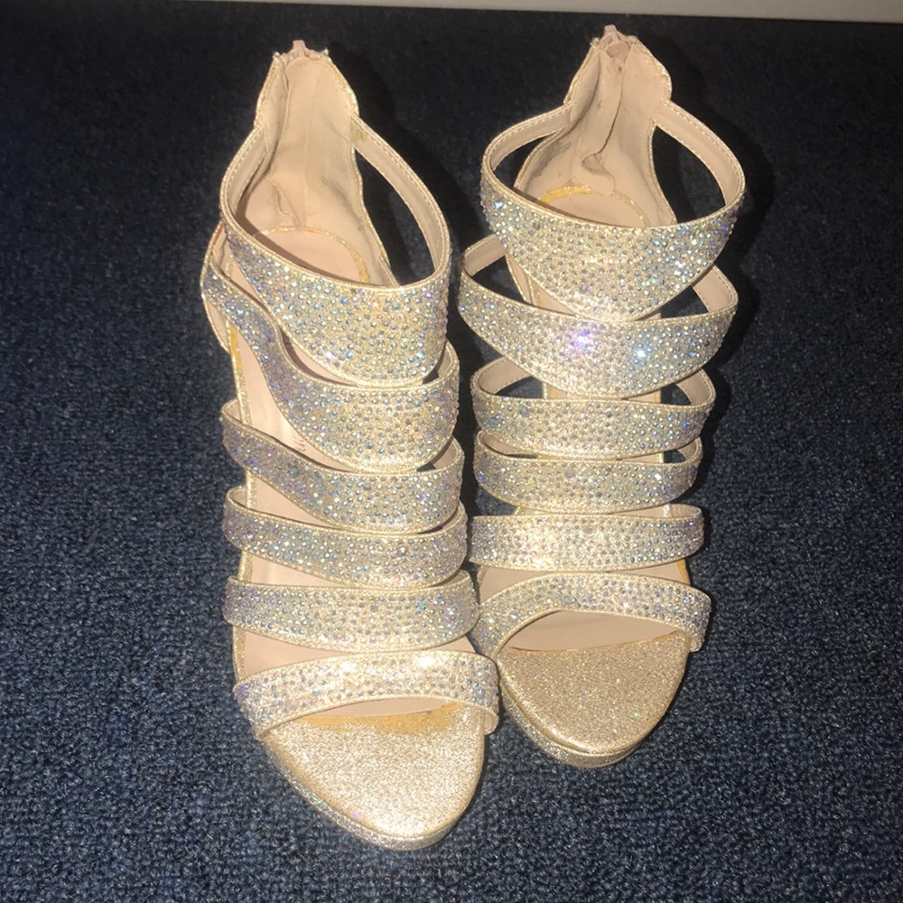 BEAUTIFUL GOLDEN HEELS 💛✨